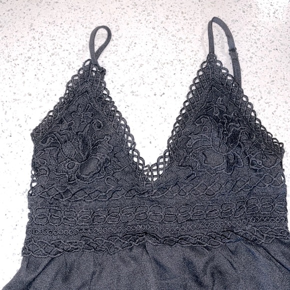 Black backless tank top with ruffles - Picture 2 of 4